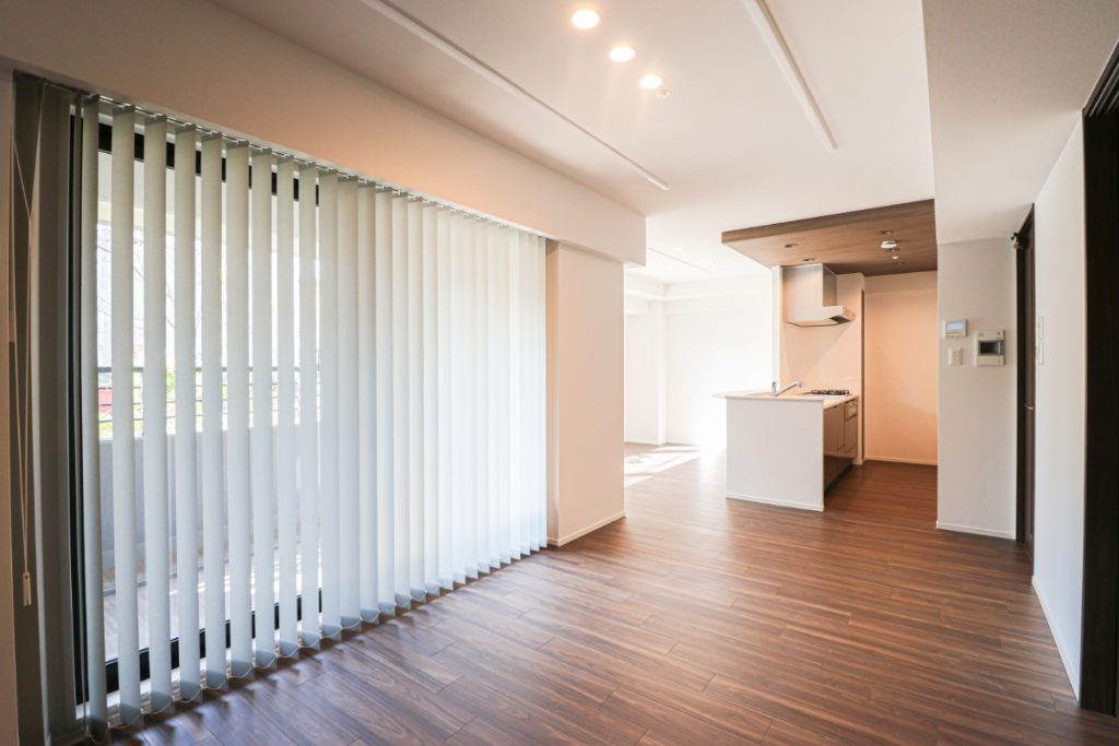 照明とキッチンの折下げ天井がリビングのアクセントに