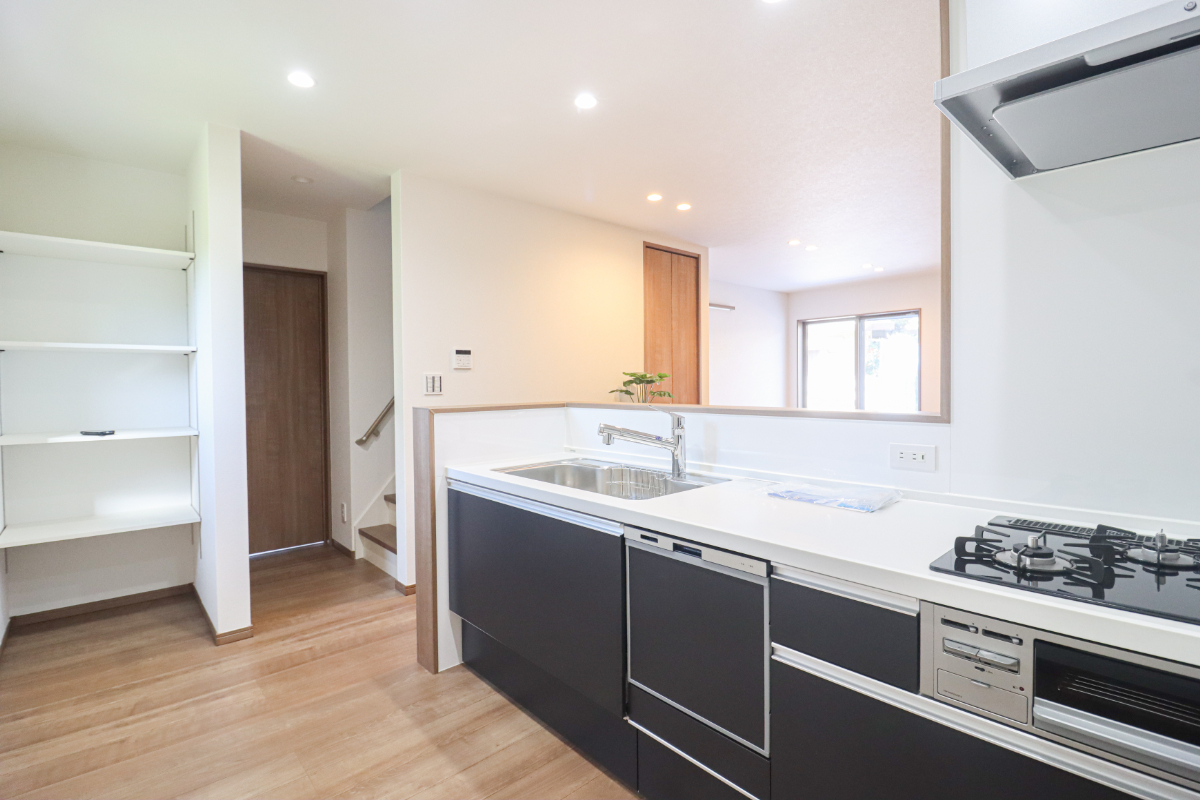 アクセントクロスがおしゃれなリビング。家族の対話を重視したリビングイン階段