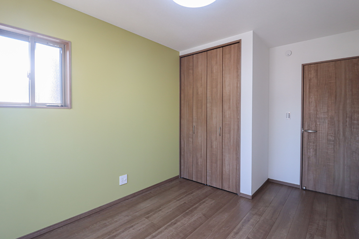 アクセントクロスがおしゃれなリビング。家族の対話を重視したリビングイン階段