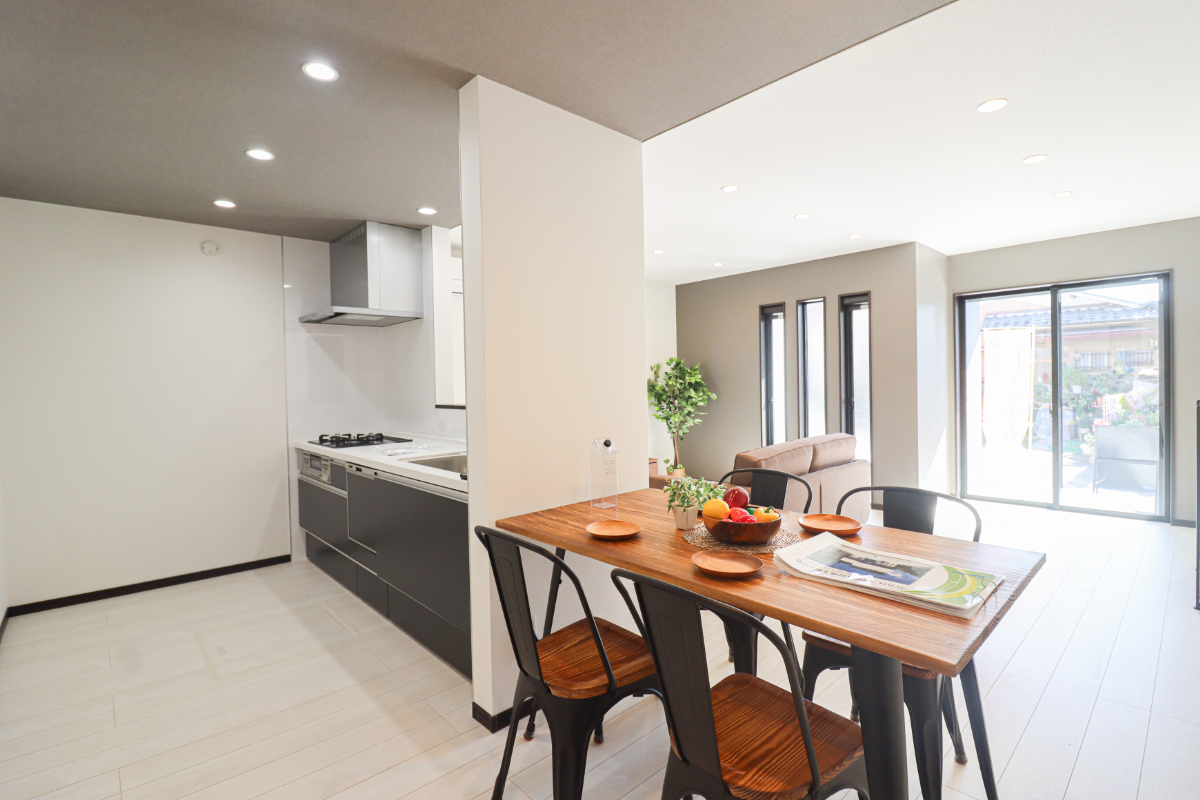 明るく広いLDKでホワイト＆ダークカラーのスタイリッシュアーバンスタイル