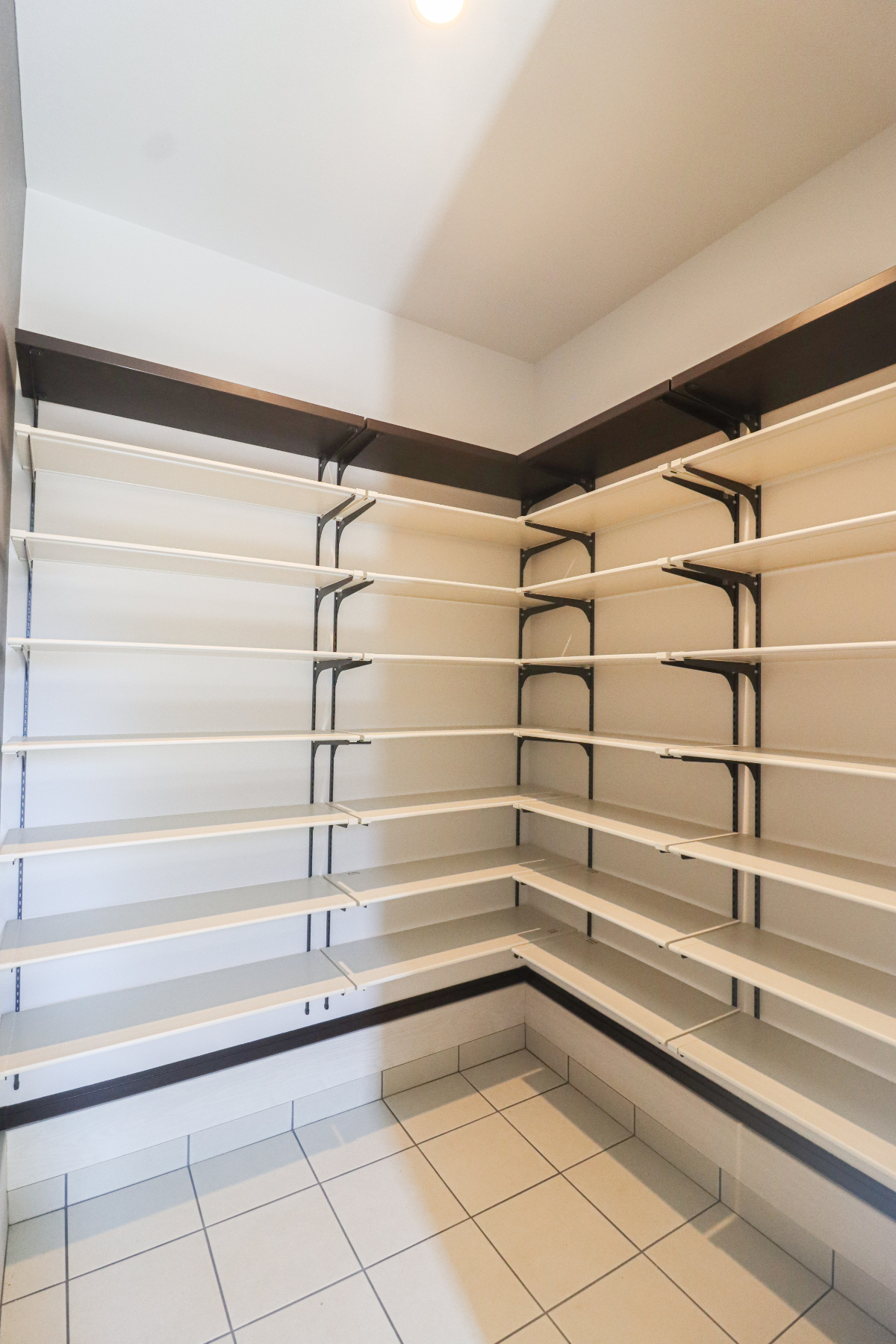 明るく広いLDKでホワイト＆ダークカラーのスタイリッシュアーバンスタイル