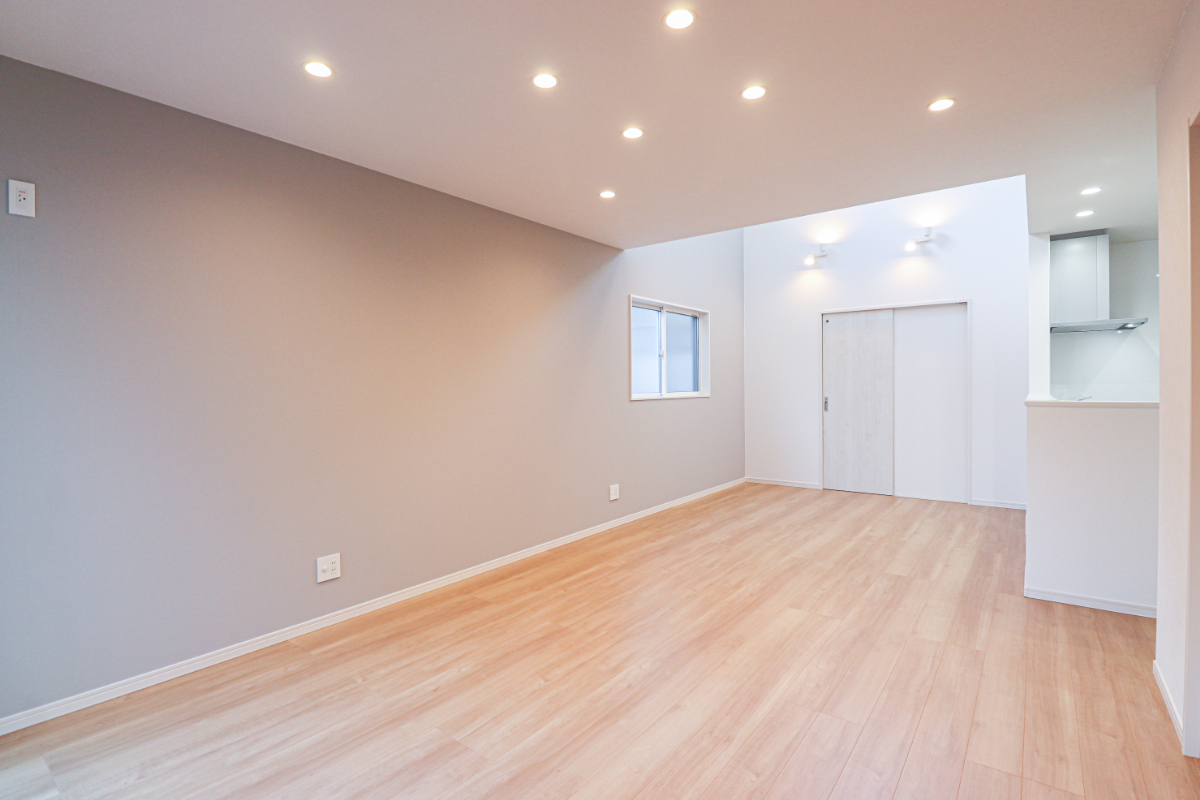 吹抜けで採光をたっぷり取り込む陽だまりの家