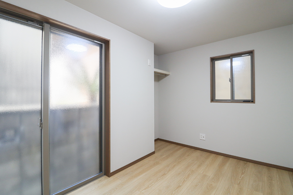 シンプルなデザインと風合いあるカラー・素材との組み合わせ！スタイリッシュさと温かさを両立した人気のスタイル✨